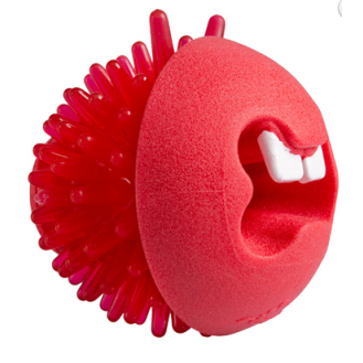 ROGZ FRED sarkana bumbiņa ar dzelkšņiem 6.4 cm